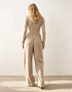 Vista posteriore di un set lounge beige a coste con cappuccio, vestibilità slim e trama.
