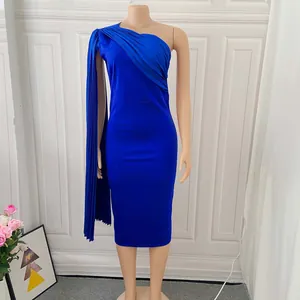 Elegantes königsblaues One-Shoulder-Etuikleid mit dramatischem plissiertem Cape-Ärmel
