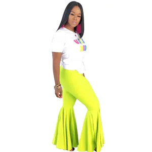 Conjunto de mujer con pantalones acampanados verde lima y bajo con volantes