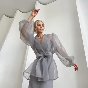 Graue, transparente Organza-Wickelbluse mit großen Laternenärmeln und Bindegürtel.