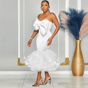 Elegante vestido blanco palabra de honor con lazo grande y bajo de tul con volantes