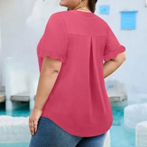 Vista posterior de blusa rosa de talla grande para mujer con detalle plisado y volantes