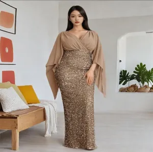 Elegante avondjurk met diepe V-hals, chiffon mouwen en glanzende gouden pailletten.