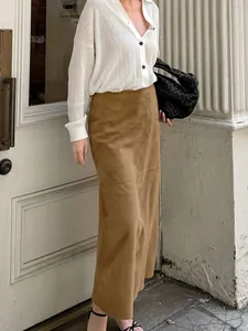 Eleganter khakifarbener Wildleder-Midi-Rock mit hoher Taille und gerader Silhouette