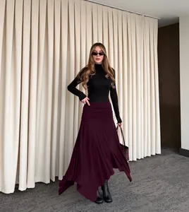 Elegante gonna a trapezio in maglia bordeaux a vita alta con dettaglio drappeggiato.