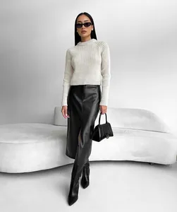 Schicker schwarzer Midi-Rock aus mattem Kunstleder mit Frontschlitz für Damen