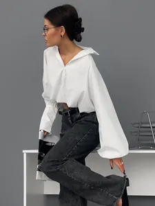 Modische weiße Kurzbluse mit drapiertem Revers und langen Ballonärmeln für Damen