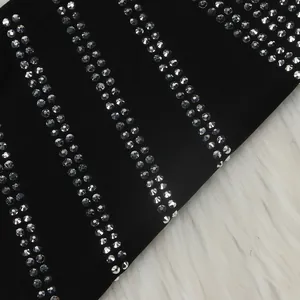 Λεπτομέρεια από αστραφτερά στρας σε μαύρο ύφασμα για φόρεμα νυχτερινού κέντρου