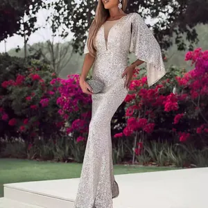 Elegante vestido de noche sirena con lentejuelas plateadas y mangas mariposa