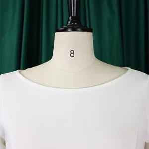 Detailaufnahme eines eleganten weißen Abendkleids mit minimalistischem U-Boot-Ausschnitt