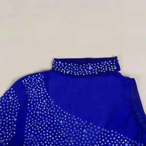 Primer plano de tela de malla azul cobalto con adornos de diamantes de imitación