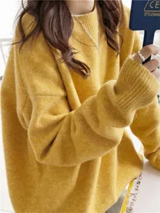Détail rapproché d'un pull en maille jaune vintage avec une finition texturée douce