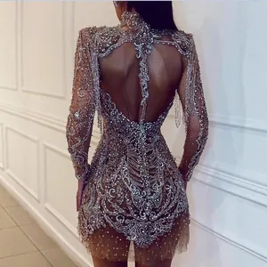 Elegantes rückenfreies Minikleid mit funkelnden Strasssteinen und langen Fransenärmeln