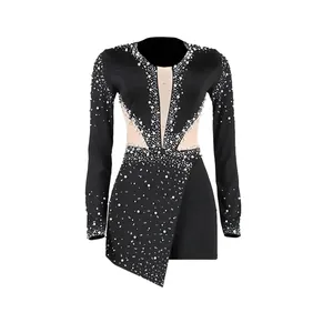 Vista dettagliata della tutina nera sexy con strass, accenti di perle e ritagli in mesh