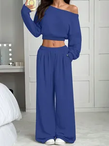 Vue détaillée d'un ensemble de détente en tricot bleu à haut court et pantalon large