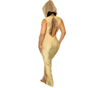 Vue arrière d'une robe longue à paillettes dorées sexy avec capuche et dos nu