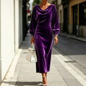 Elegante vestido largo de terciopelo morado intenso con cuello drapeado y mangas farol chic