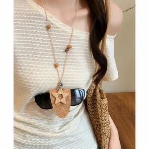 Vintage-Halskette mit Stern und Korkbeutel als Sonnenbrillenhalter für modische Damen