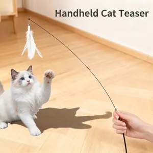 Handgehaltener interaktiver Katzenstab mit weißer Feder für verspielte Katzen und Kätzchen