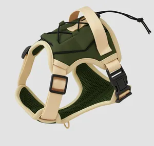 Vue détaillée d'un harnais tactique pour chien vert et beige durable avec boucles