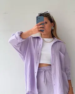 Lavendel-Sommerset, bestehend aus strukturierter Hemdbluse und passender Tunnelzughose