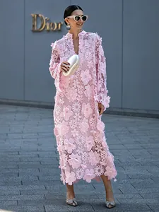 Robe longue en dentelle rose avec appliques florales 3D complexes et manches longues