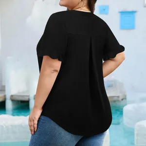 Vista trasera de top negro de talla grande con mangas de volantes y pliegues.