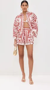 Vista completa del conjunto de camisa y pantalón corto con flores rojas y blancas