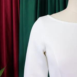 Nahaufnahme eines weißen eleganten Abendkleides mit Details zu Schulternähten und Ausschnitt