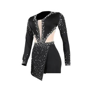 Vista dettagliata della tutina in rete trasparente con decorazioni strass e perle