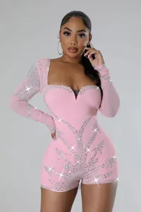 Nahaufnahme eines sexy pinken Slim-Fit-Rompers mit aufwendigen glitzernden Strassmustern