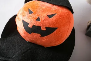Detailansicht eines weichen orangefarbenen Kürbisgesichts für Halloween-Haustierkostüme.