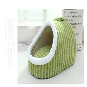 Lit à capuche vert côtelé pour chats et petits chiens avec bordure en peluche blanche