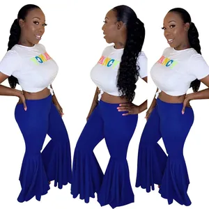 Detalle de pantalones de campana azules sexys y ajustados con camiseta blanca Fancy.