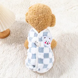 Gilet chaud en peluche à carreaux bleus pour petits chiens avec écusson ours mignon