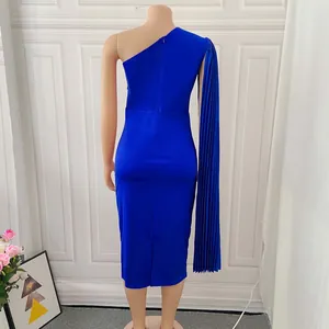 Königsblaues Ein-Schulter-Abendkleid mit plissiertem Kaskadenstoff-Detail, Rückansicht