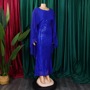 Detailansicht des eleganten königsblauen Pailletten-Abendkleids mit fließendem Chiffon-Cape.