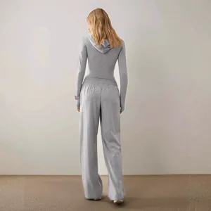 Set lounge grigio da donna con top a maniche lunghe con cappuccio e pantaloni larghi.