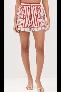 Pantalones cortos para mujer de rayas rojas y blancas con flores y cordón ajustable