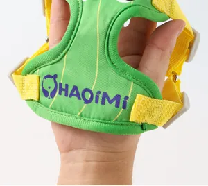 Gros plan d'un harnais pour chien respirant vert et jaune avec le logo de la marque HAOIMi.