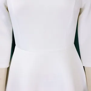 Nahaufnahme der hohen Taille und des glatten Stoffes eines eleganten weißen Abendkleids