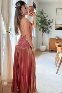 Elegantes plissiertes Neckholder-Kleid in Metallic-Optik mit rückenfreiem Design