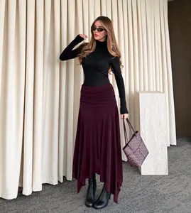Elegante gonna in maglia bordeaux a vita alta con un design asimmetrico drappeggiato