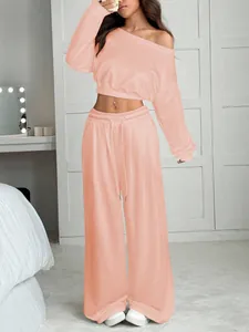 Vue détaillée d'un ensemble lounge pêche avec sweat court à épaules dénudées et pantalon.