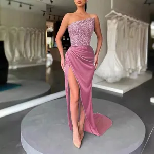 Elegantes rosa One-Shoulder-Abendkleid mit Pailletten, Samt und hohem Schlitz