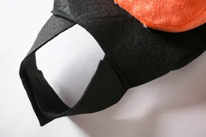 Detailansicht des Halloween-Haustierkostüms mit Klettverschluss und Filzstofftextur.