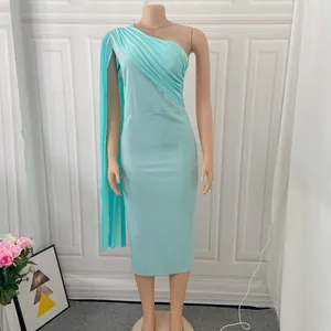 Elegantes hellblaues One-Shoulder-Midi-Kleid mit plissiertem Cape-Ärmel-Detail