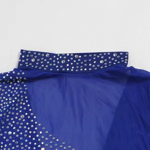 Detalle de primer plano de un vestido de malla azul real con cuello de pedrería fina