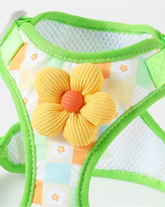 Vue détaillée d'un harnais pour chien respirant à carreaux verts avec fleur en velours jaune