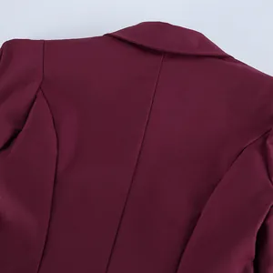 Dettaglio della cucitura posteriore e delle spalline di un blazer bordeaux slim.